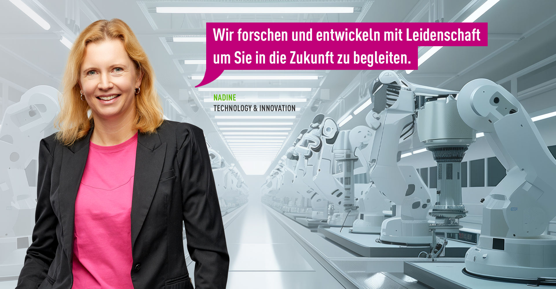 Person in einem schwarzen Blazer steht vor einer Reihe von Industrierobotern in einer Fabrikhalle. Daneben der Text: 'Wir forschen und entwickeln mit Leidenschaft, um Sie in die Zukunft zu begleiten'.