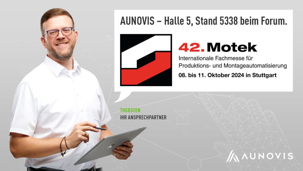 Thorsten, Ihr Ansprechpartner auf der MOTEK, hält ein Tablet. In seiner Sprechblase steht: "AUNOVIS - Halle 5, Stand 5338 beim Forum. 42. MOTEK vom 8.-11. Oktober 2024 in Stuttgart."